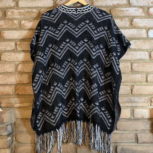 Fresh - Women’s Fringed Zig Zag Shawl Poncho Wrap Size Small 100% Acrylic - Picture 6 of 7